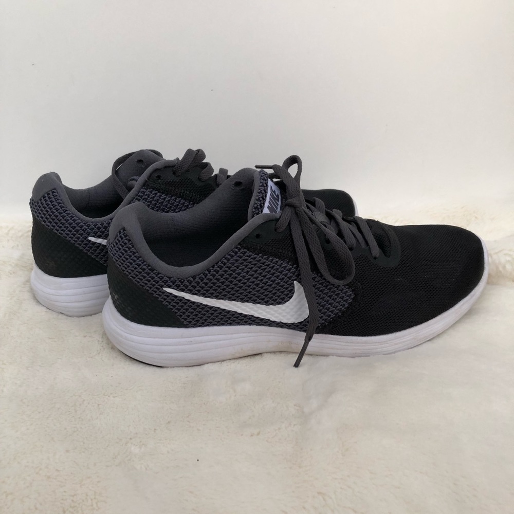 Nike revolution 3 shoe